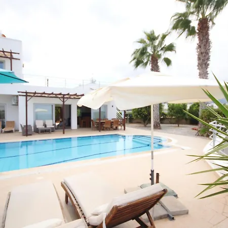 Villa Jacqueline - Three Bedroom With Sea View *