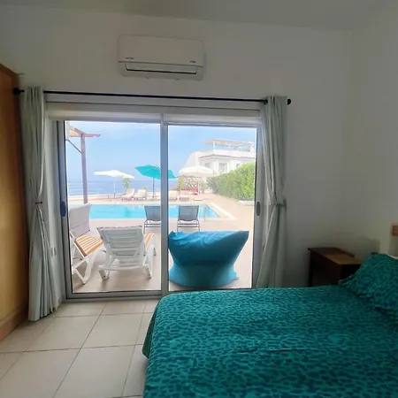 Jacqueline - Three Bedroom With Sea View *