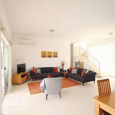 Jacqueline - Three Bedroom With Sea View