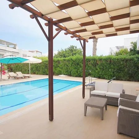 Jacqueline - Three Bedroom With Sea View *