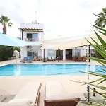 Jacqueline - Three Bedroom With Sea View