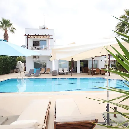 Jacqueline - Three Bedroom With Sea View