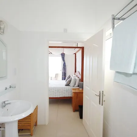 Jacqueline - Three Bedroom With Sea View