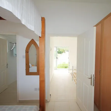 Jacqueline - Three Bedroom With Sea View *