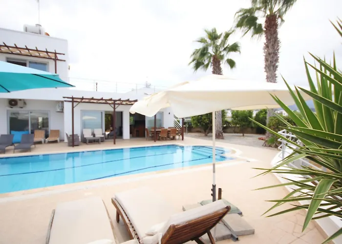 Villa Jacqueline - Three Bedroom With Sea View *