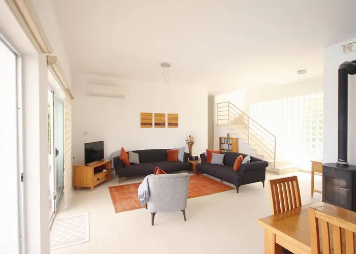 Jacqueline - Three Bedroom With Sea View