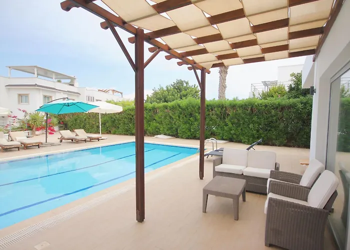 Jacqueline - Three Bedroom With Sea View *